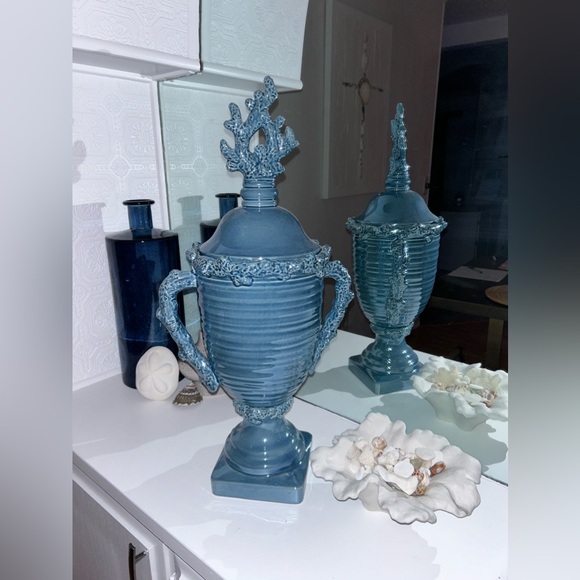 PLUTUS BRANDS DECORATIVE CERAMIC BLUE VASE CORAL LID - Picture 1 of 5